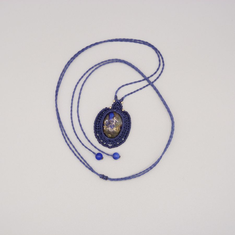 Colar micro-macramé azul escuro com um cabochão de pedra