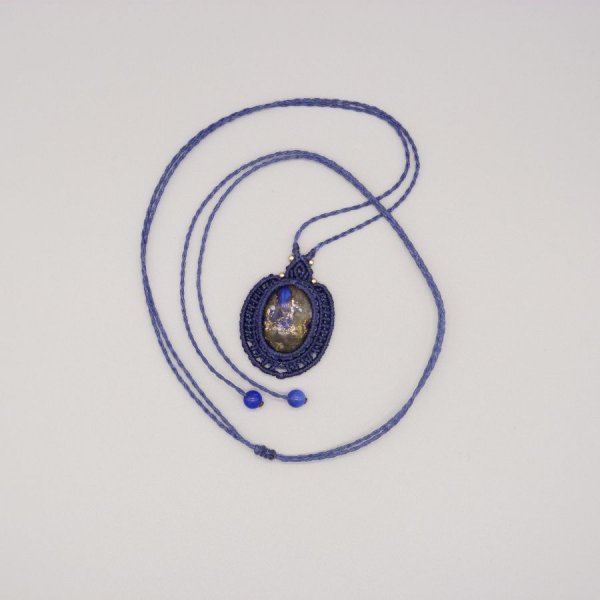 Colar micro-macram&eacute; azul escuro com um caboch&atilde;o de pedra