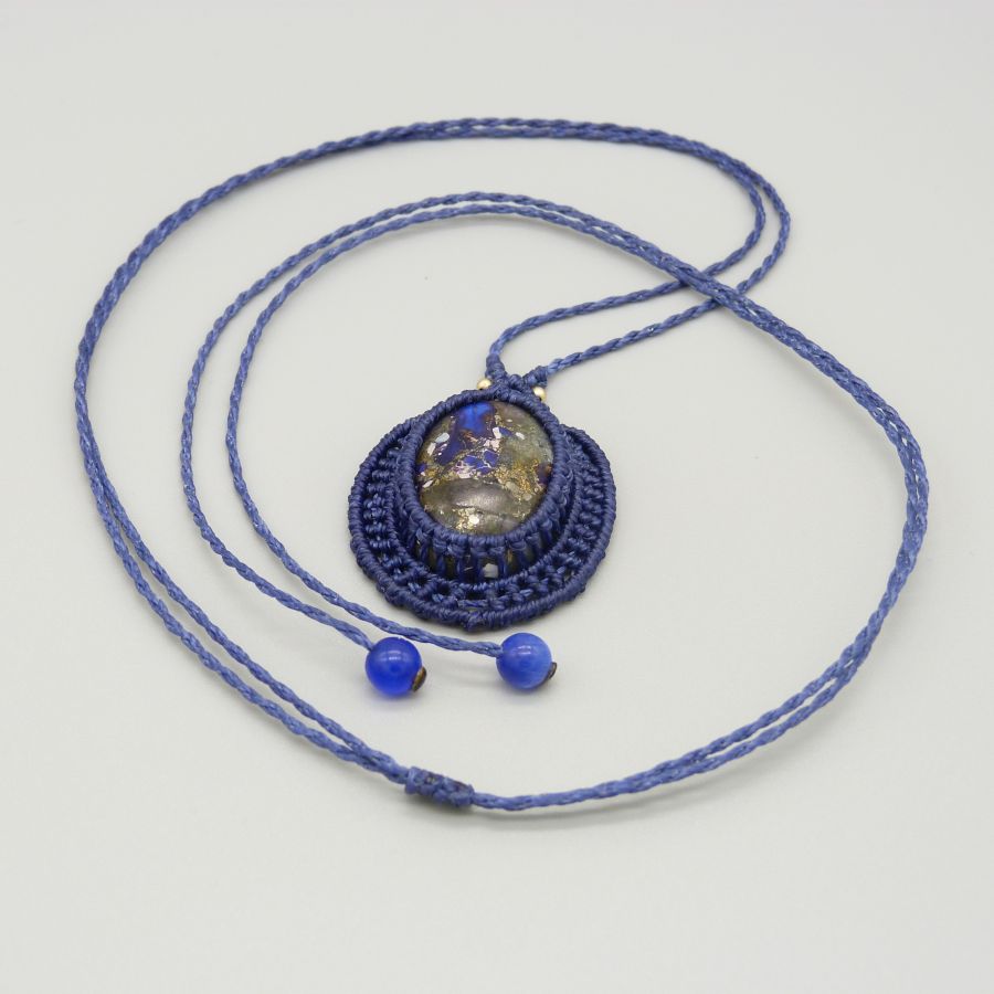 Colar micro-macramé azul escuro com um cabochão de pedra
