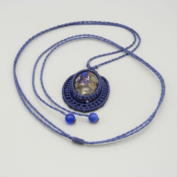 Colar micro-macram&eacute; azul escuro com um caboch&atilde;o de pedra