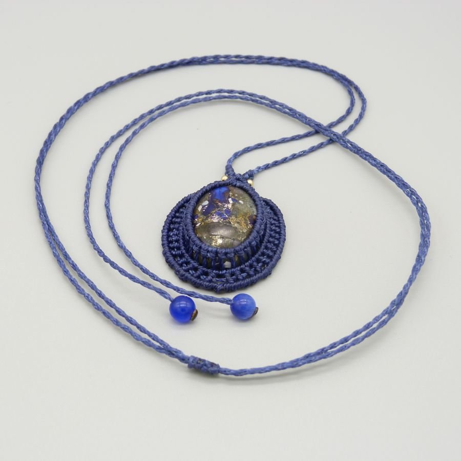 Colar micro-macramé azul escuro com um cabochão de pedra