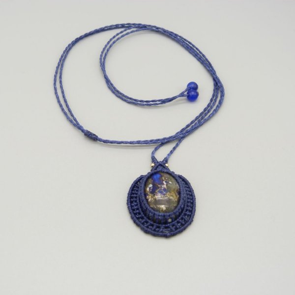 Colar micro-macram&eacute; azul escuro com um caboch&atilde;o de pedra