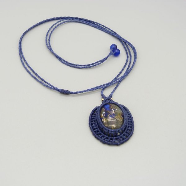 Colar micro-macram&eacute; azul escuro com um caboch&atilde;o de pedra