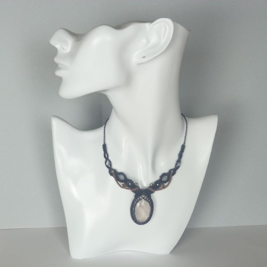 Colar micromacramé azul/cinzento com quartzo rosa 