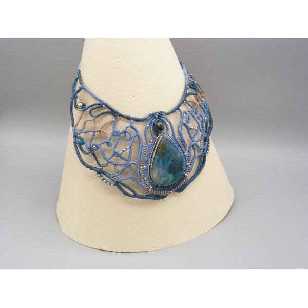 collier bleu en micro-macram&eacute; avec cabochon en apatite