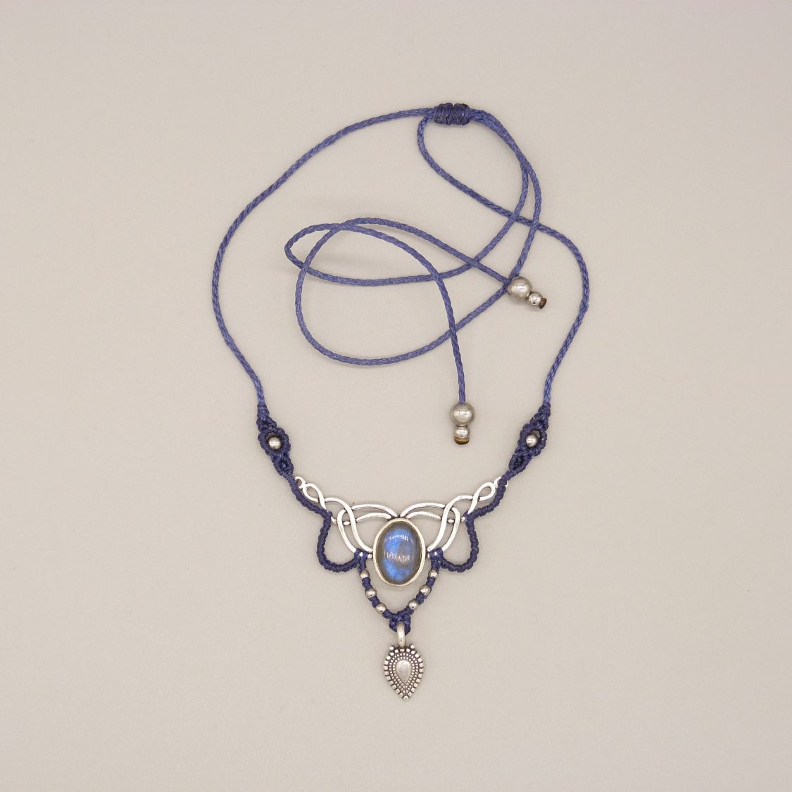 Colar azul meia-noite em micromacramé com um conjunto de labradorite no meio