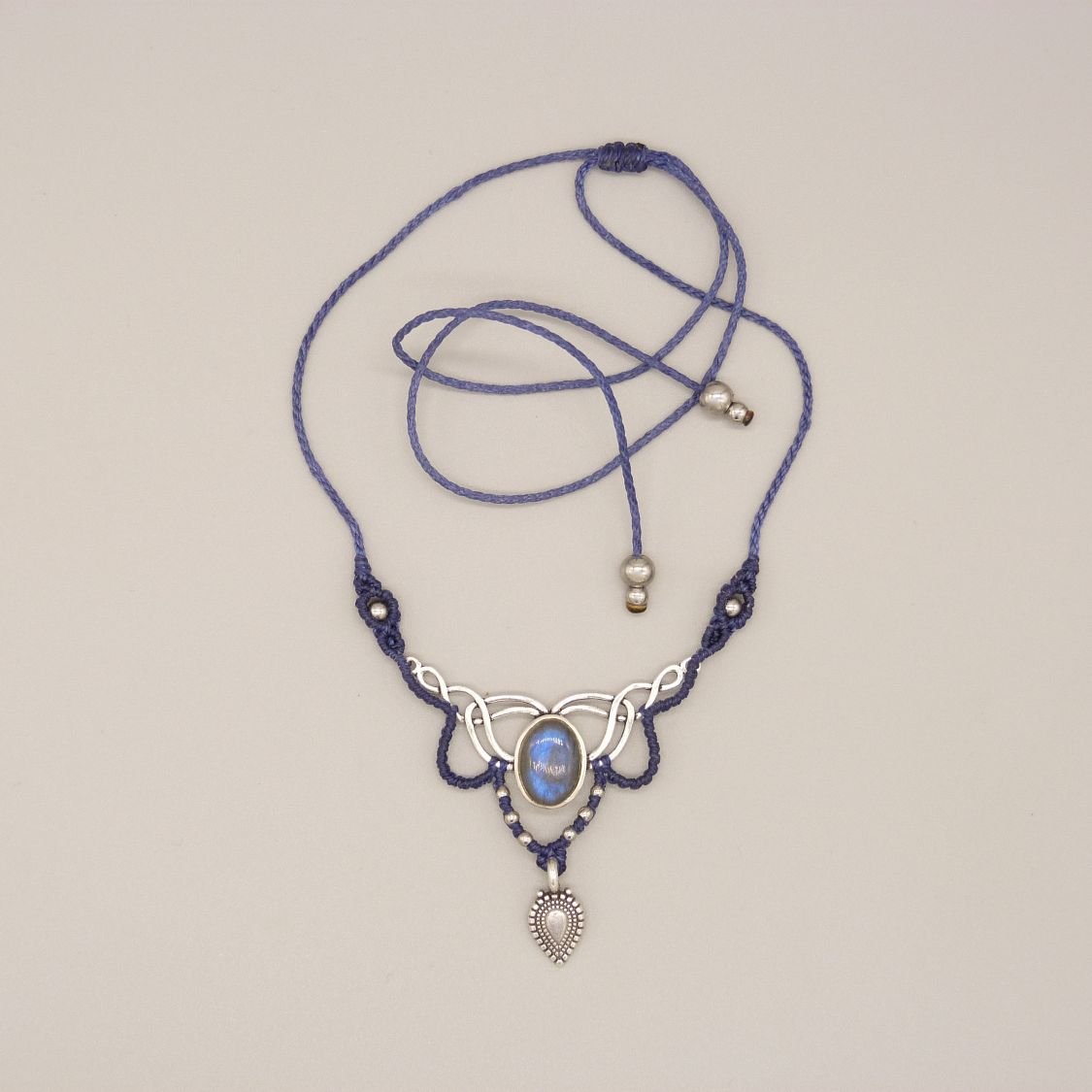 Colar azul meia-noite em micromacramé com um conjunto de labradorite no meio