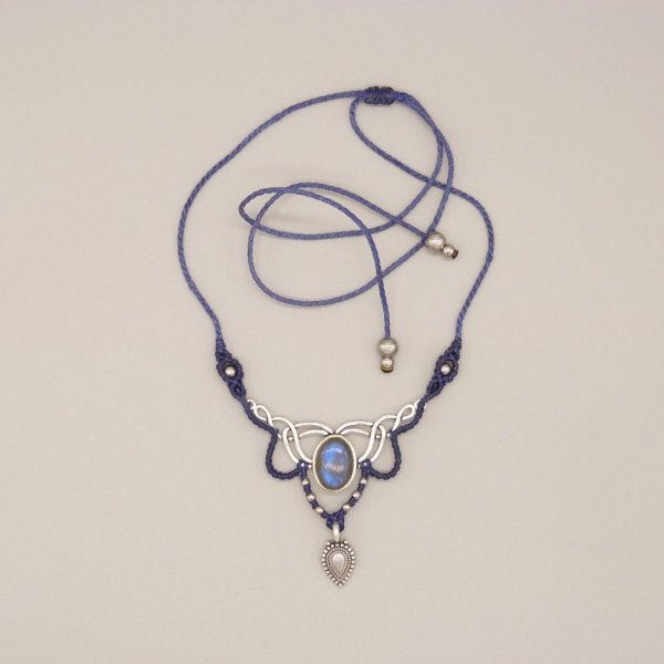 Colar azul meia-noite em micromacram&eacute; com um conjunto de labradorite no meio