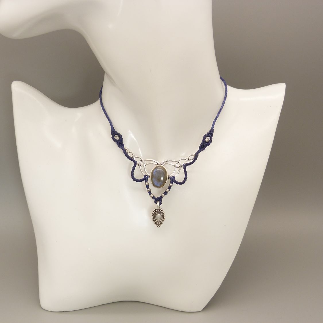 Colar azul meia-noite em micromacramé com um conjunto de labradorite no meio