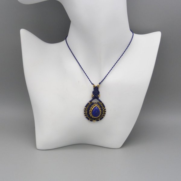 collier bleu nuit en micro-macram&eacute; avec un lapis lazuli serti de laiton