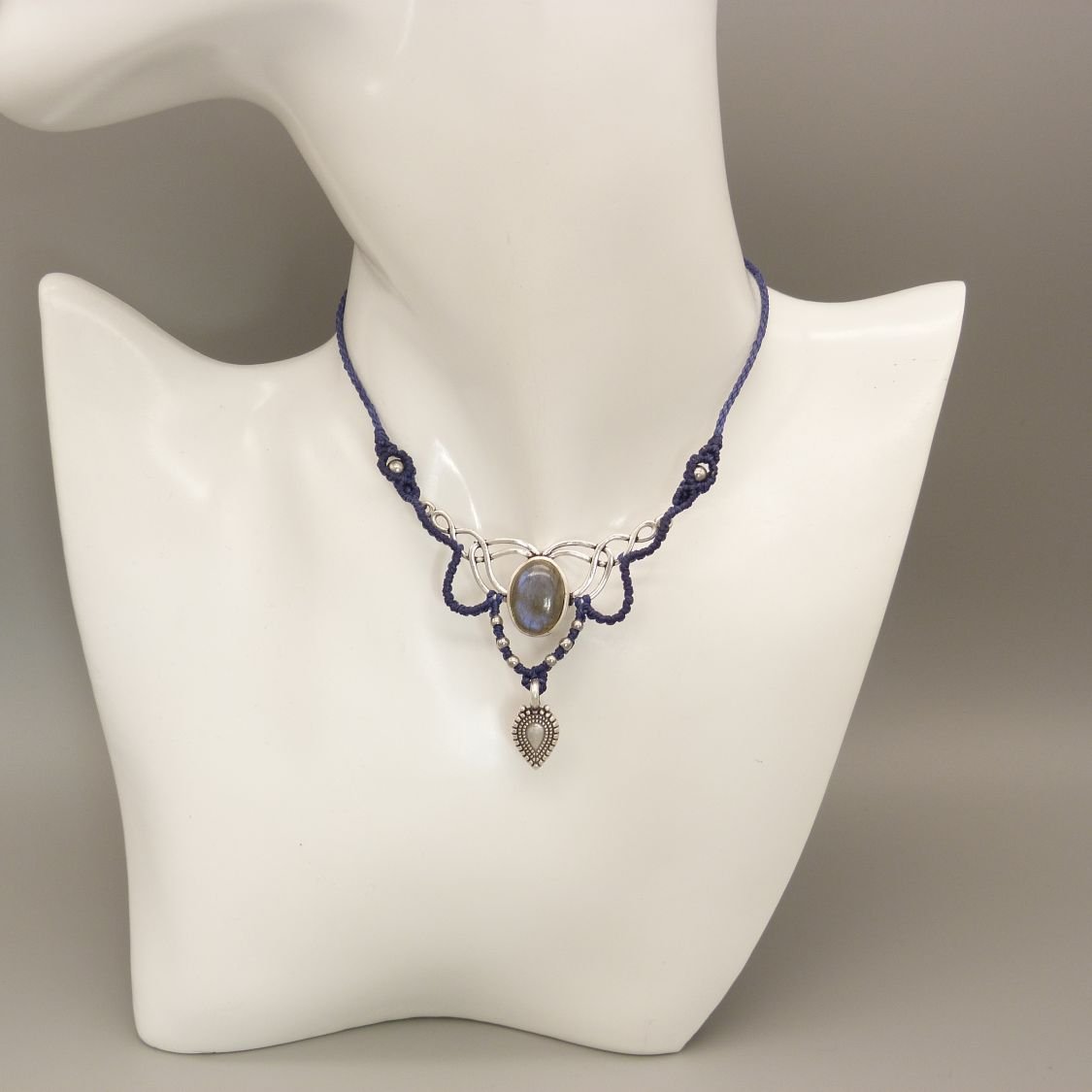 Colar azul meia-noite em micromacramé com um conjunto de labradorite no meio