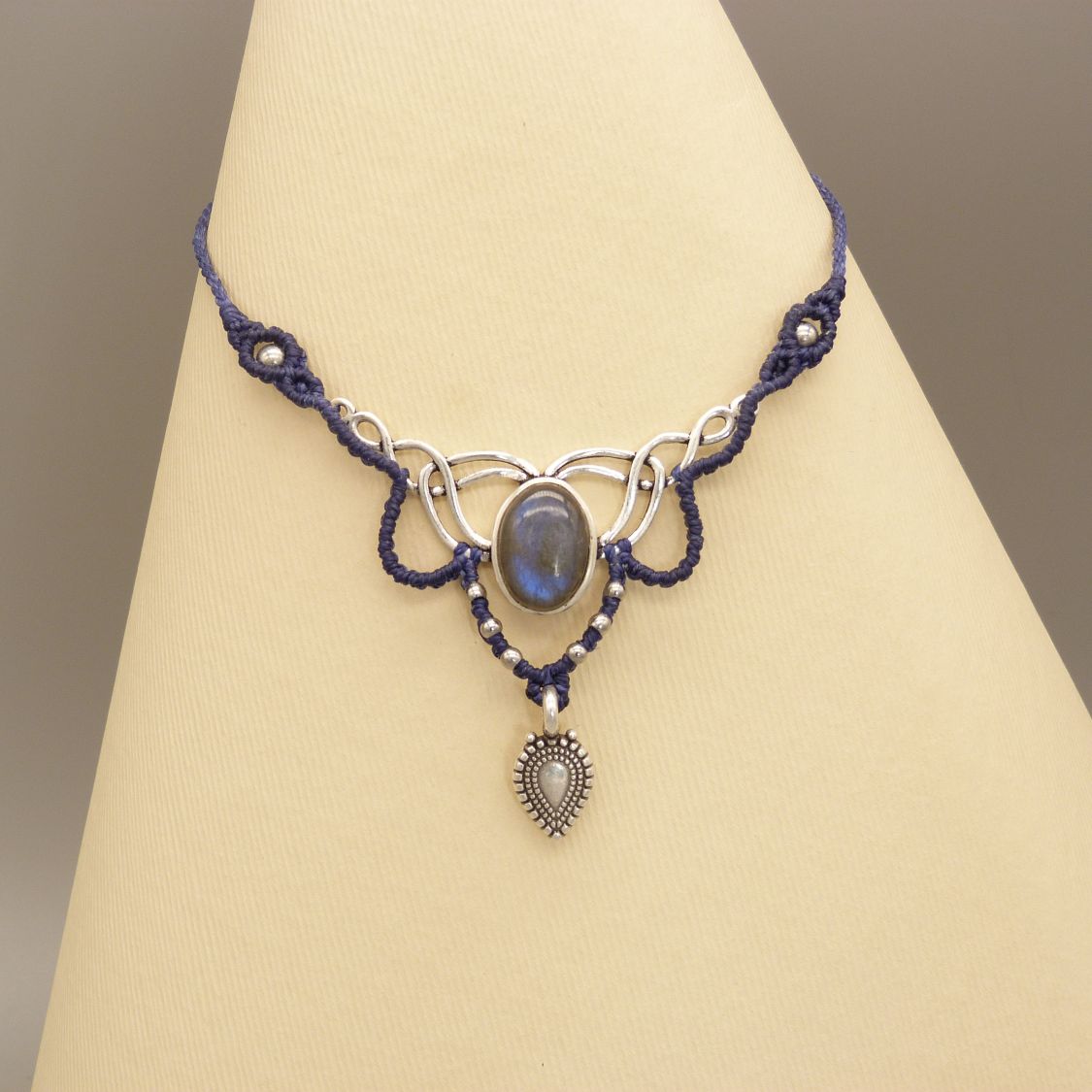 Colar azul meia-noite em micromacramé com um conjunto de labradorite no meio