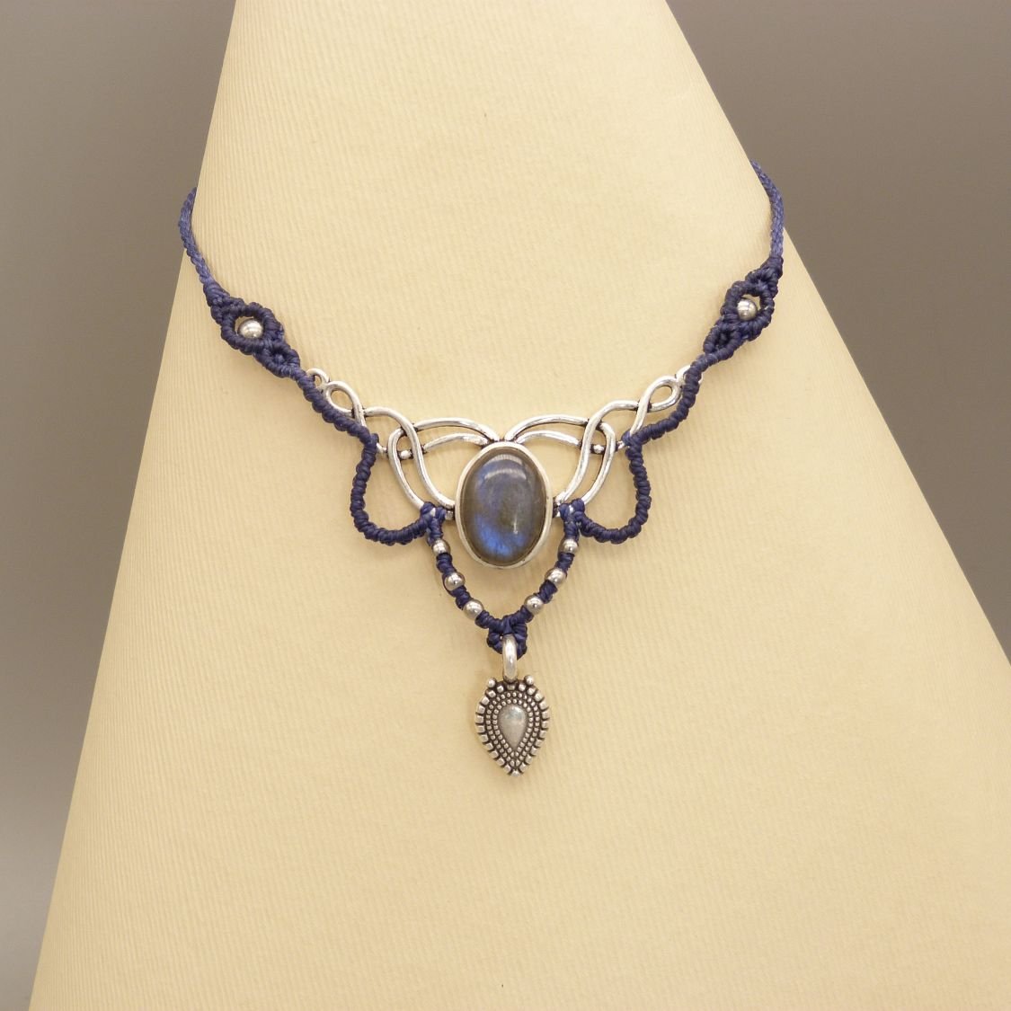 Colar azul meia-noite em micromacramé com um conjunto de labradorite no meio