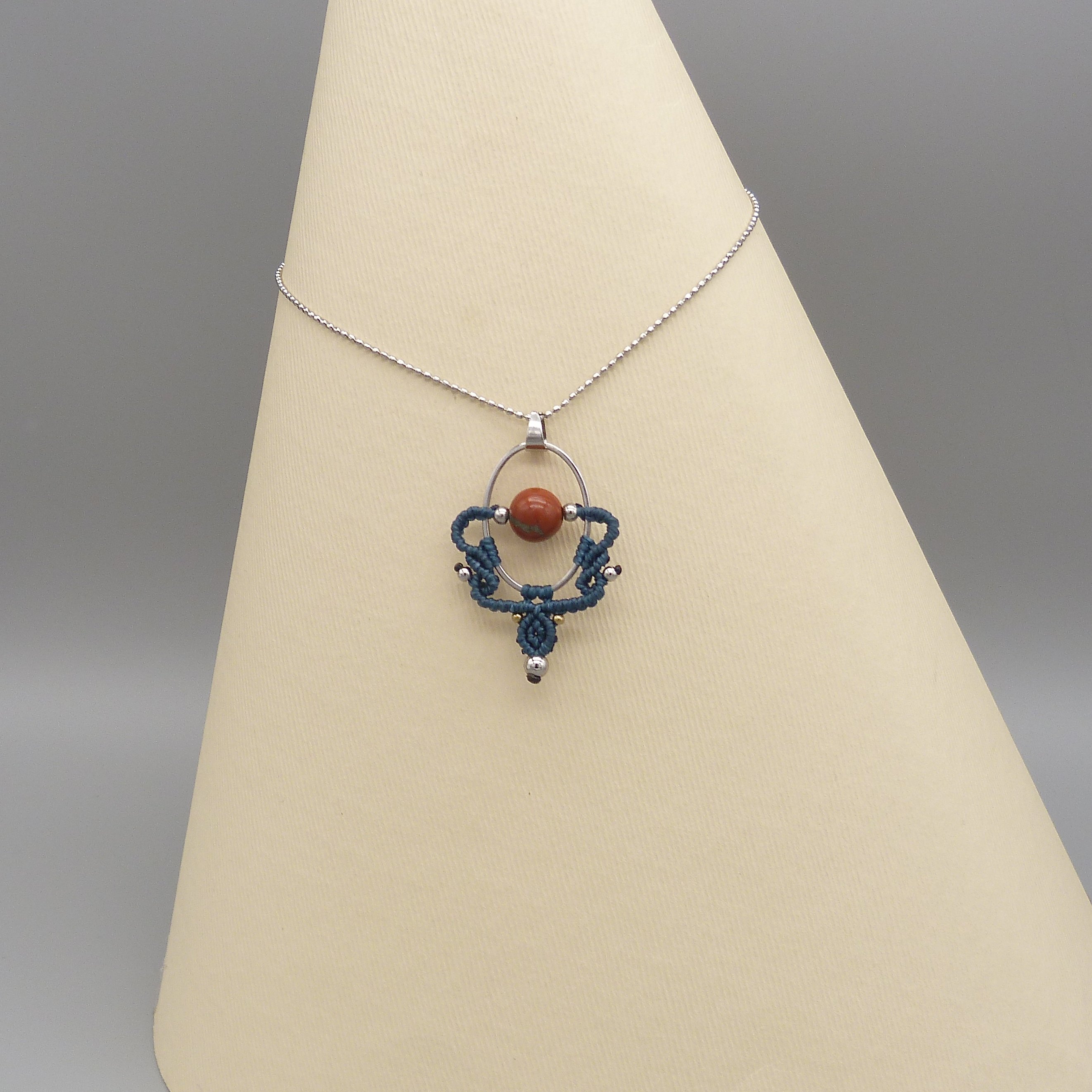 Collier couleur bleu canard en micro-macram&eacute;  avec une perle jaspe rouge