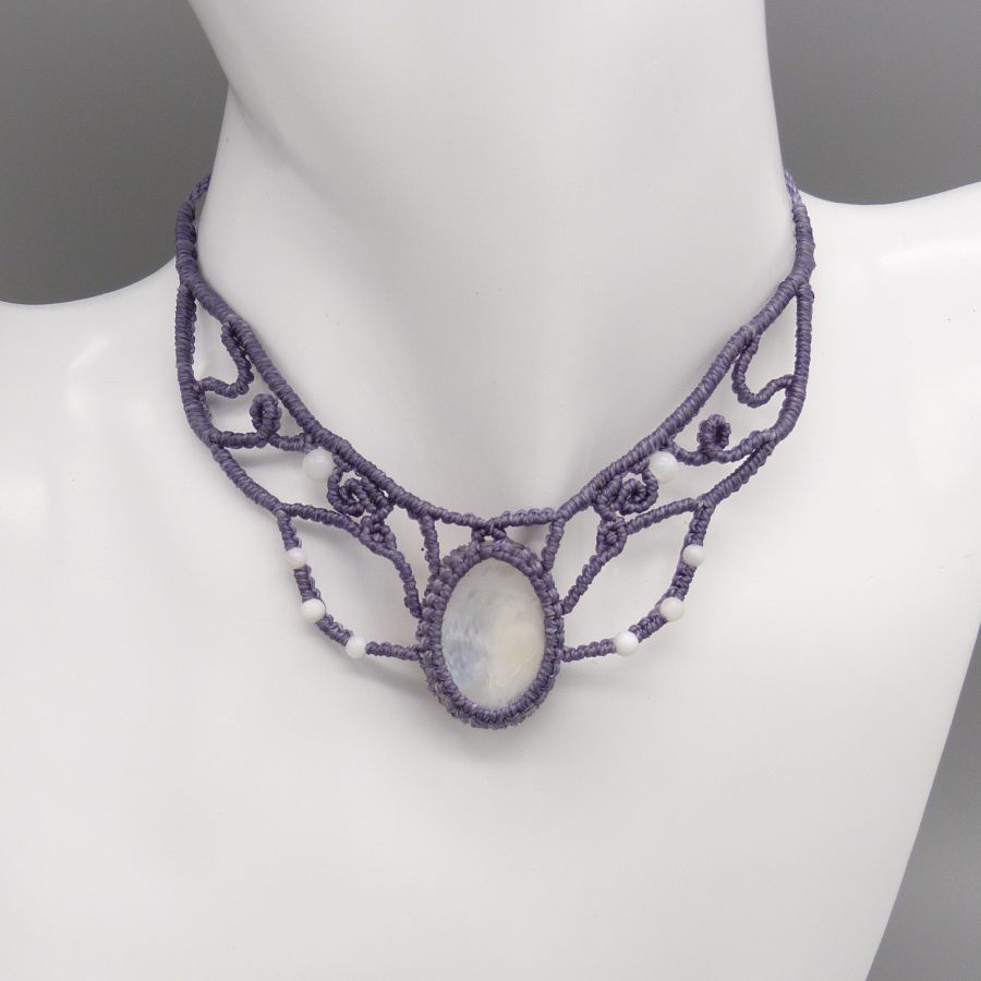 Colar de micromacramé, pérola cinzenta malva