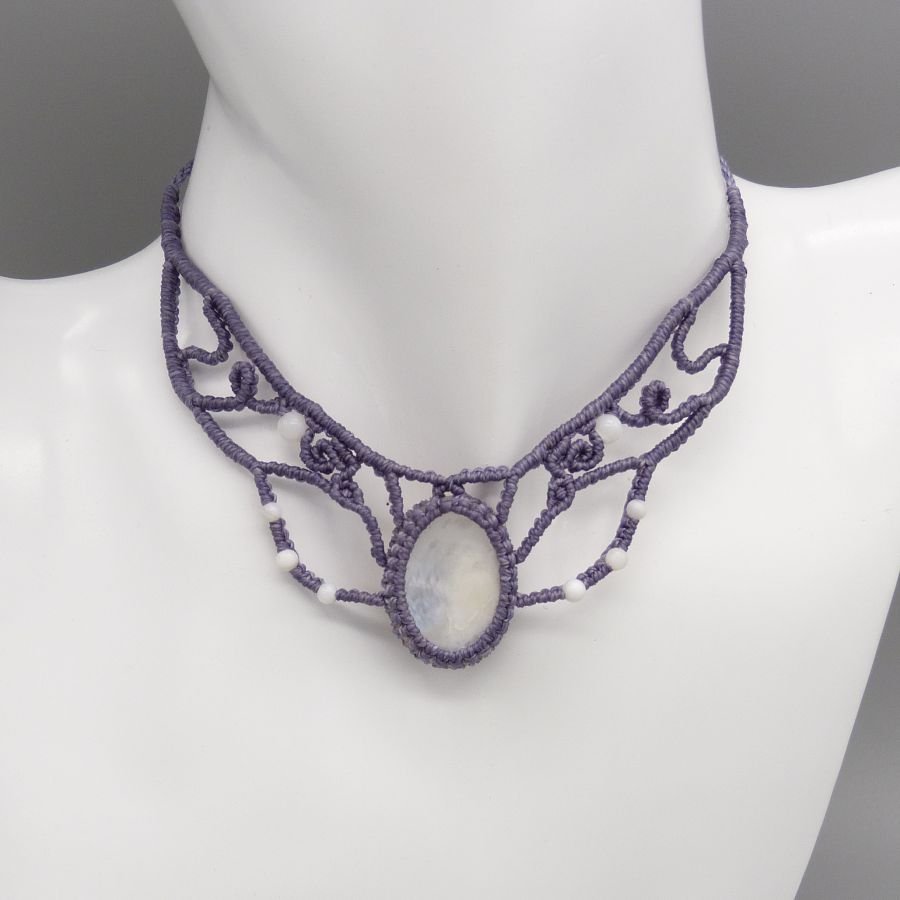 Colar de micromacramé, pérola cinzenta malva