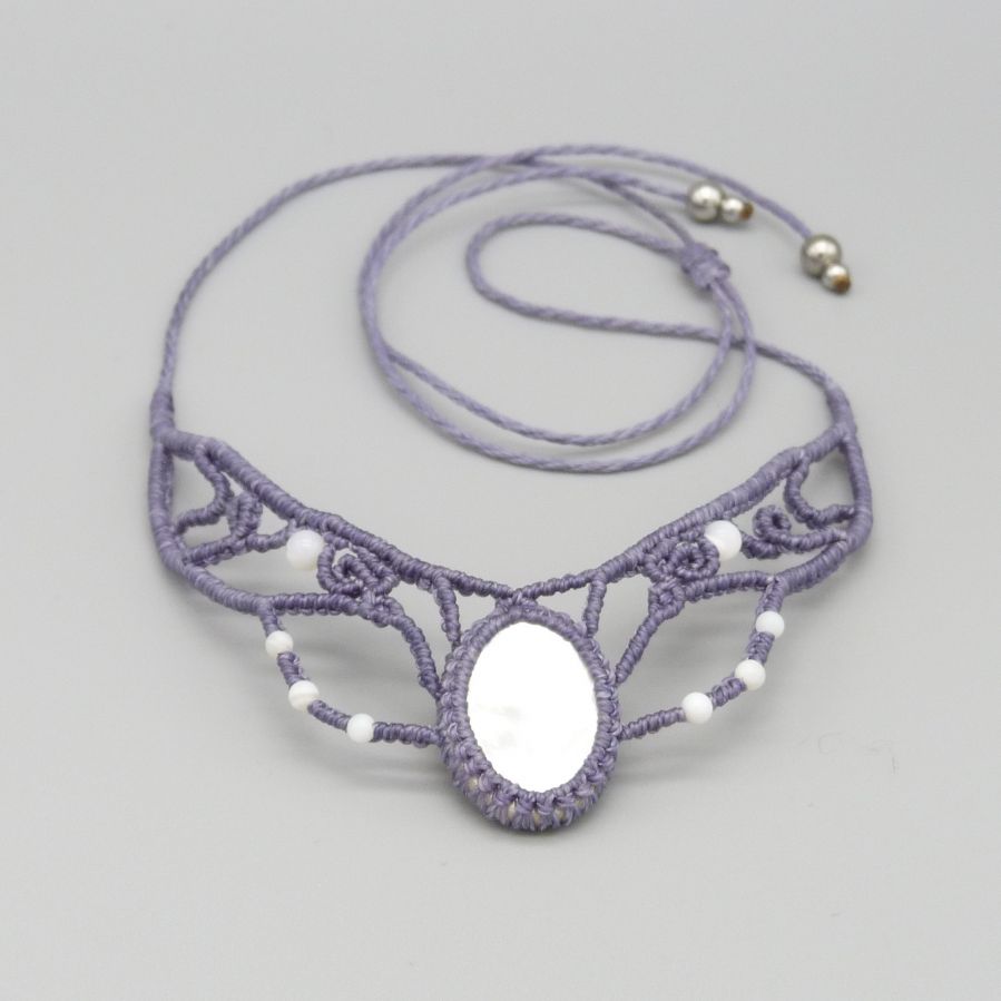 Colar de micromacramé, pérola cinzenta malva