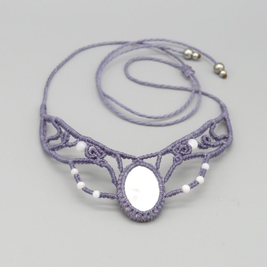 Colar de micromacramé, pérola cinzenta malva