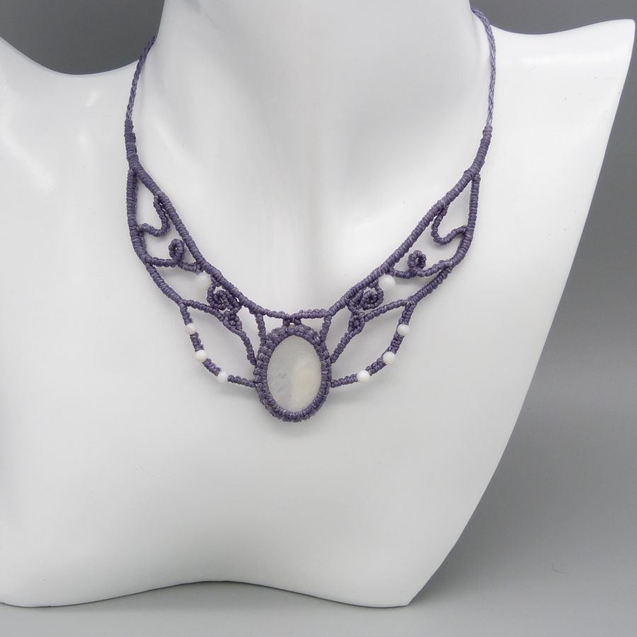 Colar de micromacramé, pérola cinzenta malva