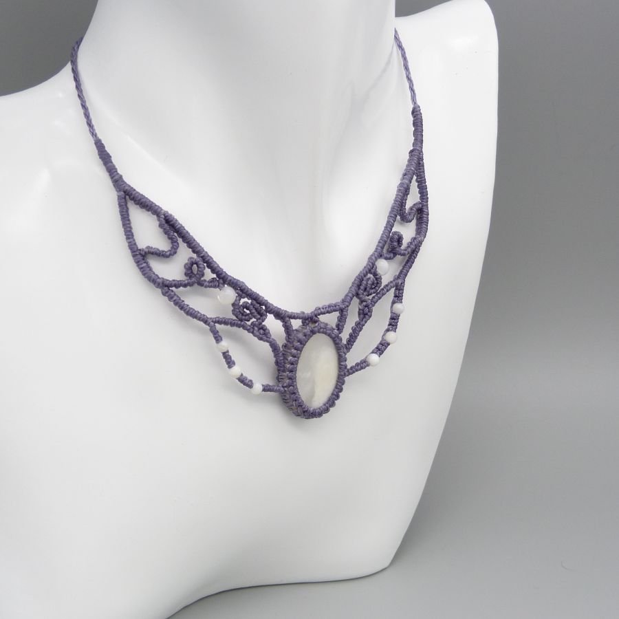 Colar de micromacramé, pérola cinzenta malva