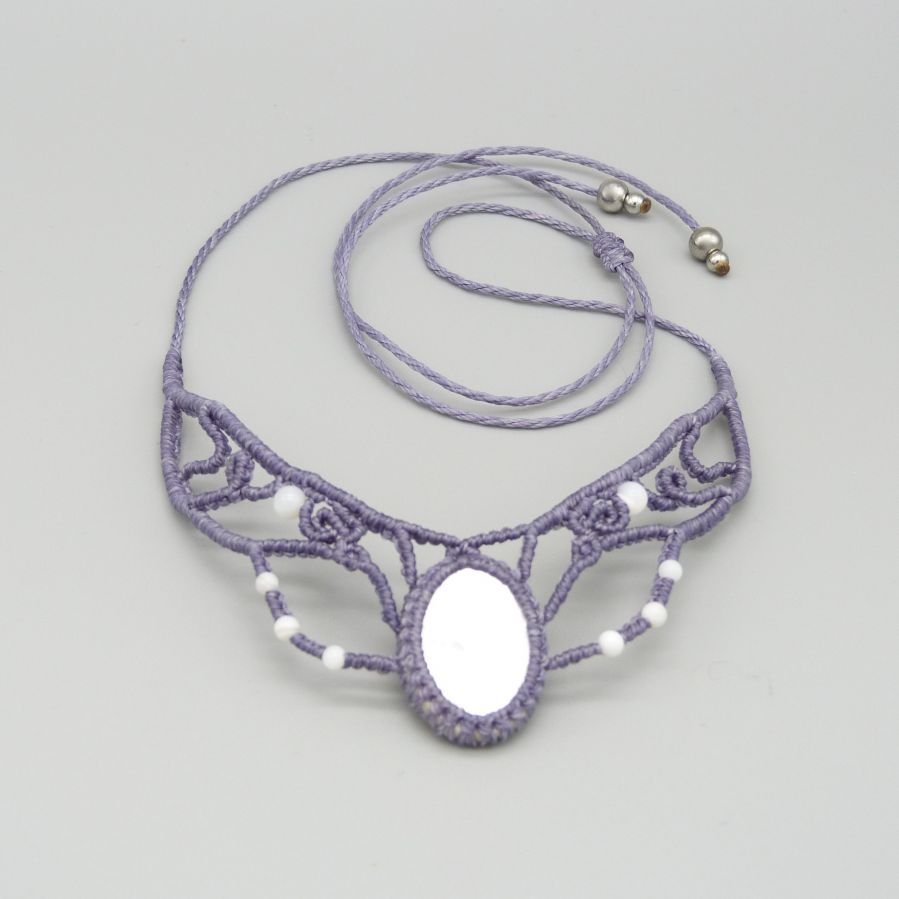 Colar de micromacramé, pérola cinzenta malva