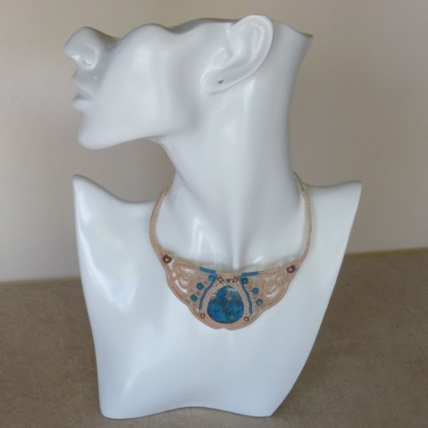 Colar de cor areia em micromacram&eacute; com medalh&atilde;o de pedra apatite natural