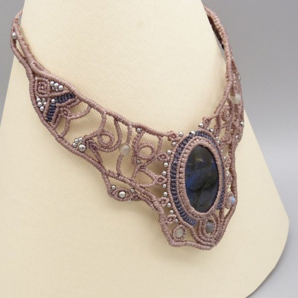 Colar de cor taupe em micromacram&eacute; com um belo labradorite