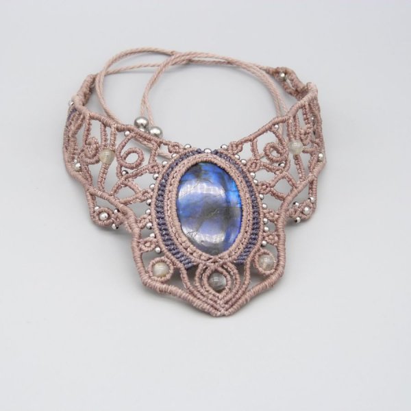 Colar de cor taupe em micromacram&eacute; com um belo labradorite
