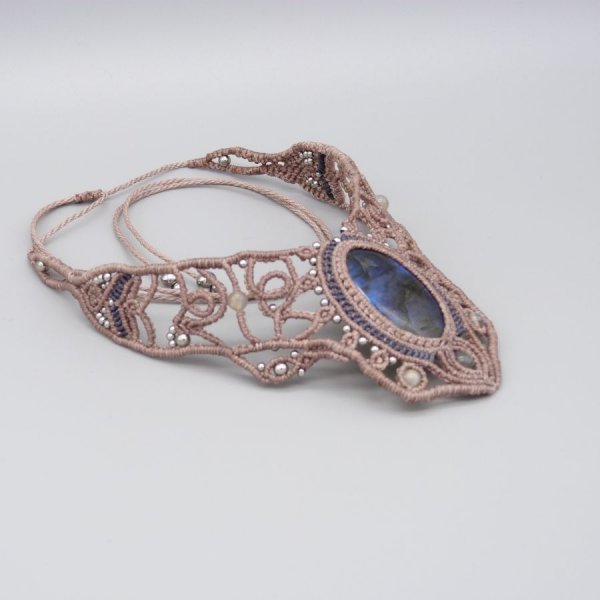 Colar de cor taupe em micromacram&eacute; com um belo labradorite