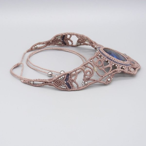 Colar de cor taupe em micromacram&eacute; com um belo labradorite