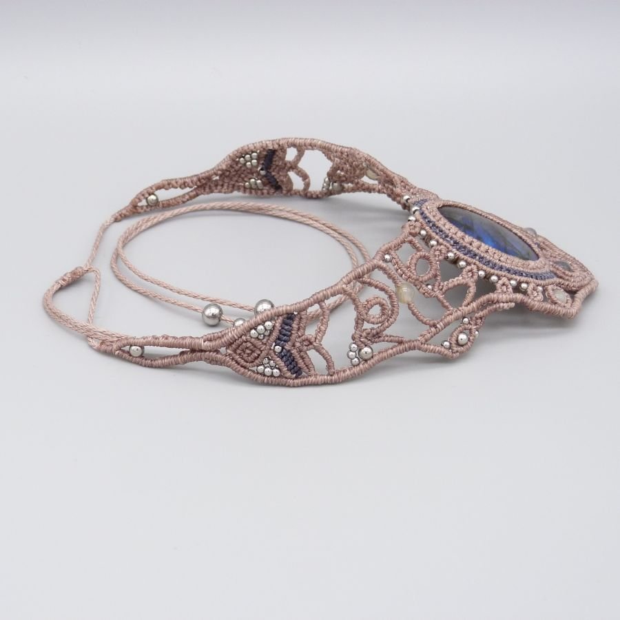 Colar de cor taupe em micromacramé com um belo labradorite