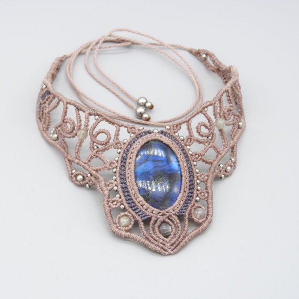Colar de cor taupe em micromacram&eacute; com um belo labradorite