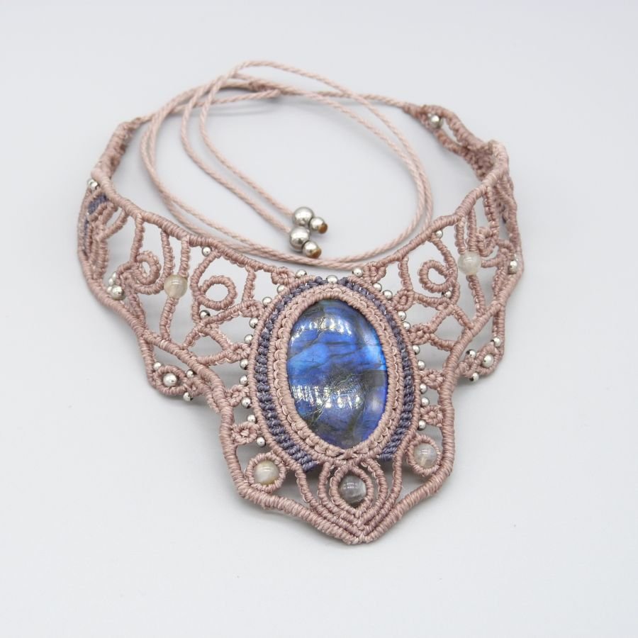 Colar de cor taupe em micromacramé com um belo labradorite
