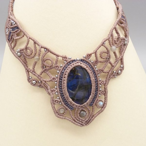 Colar de cor taupe em micromacram&eacute; com um belo labradorite