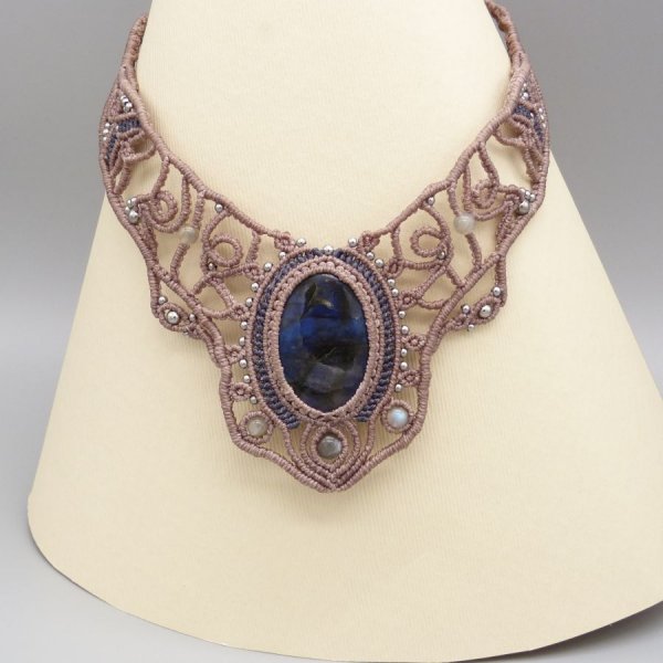 Colar de cor taupe em micromacram&eacute; com um belo labradorite