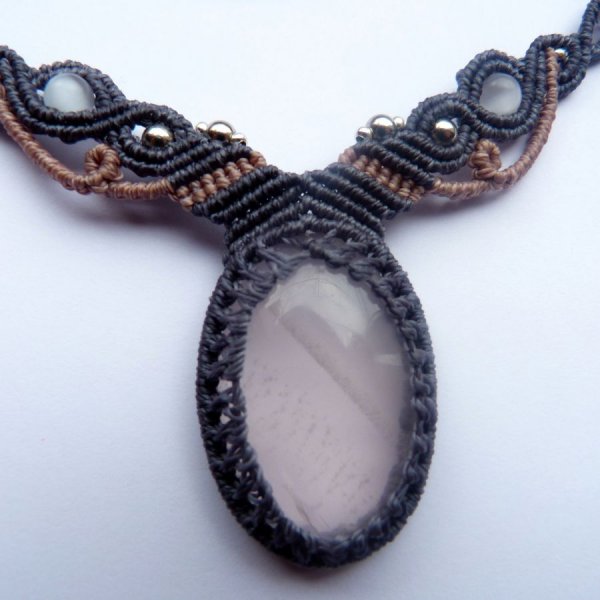 Colar micromacram&eacute; azul/cinzento com quartzo rosa 