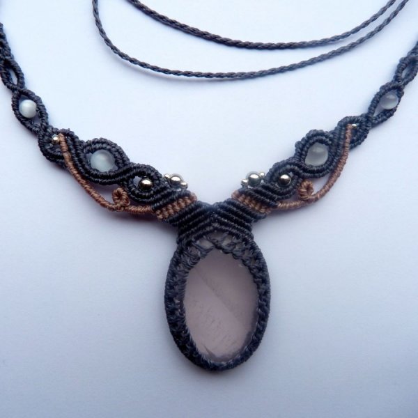 Colar micromacram&eacute; azul/cinzento com quartzo rosa 