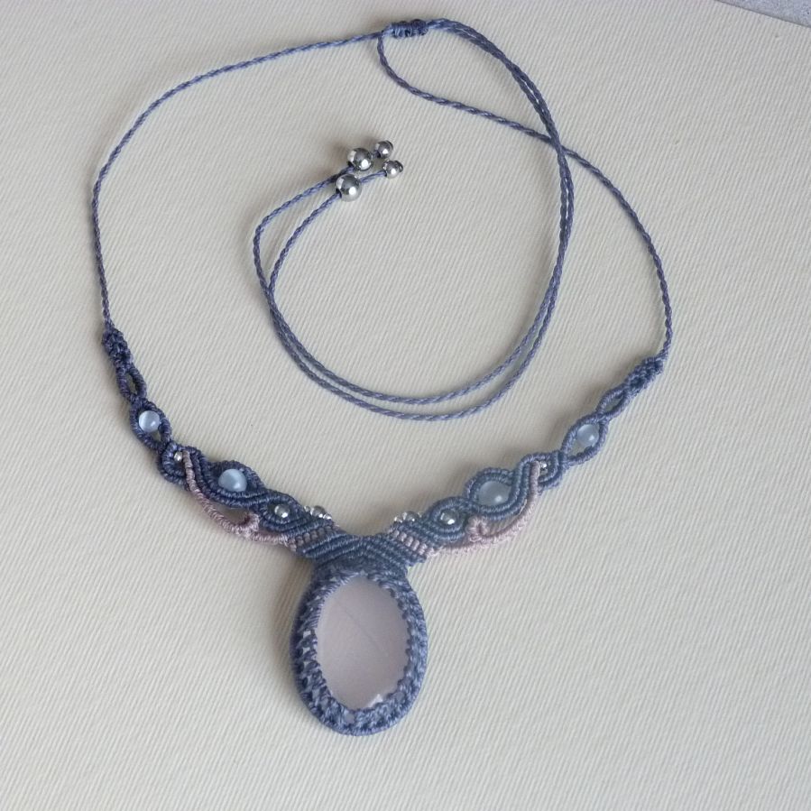 Colar micromacramé azul/cinzento com quartzo rosa 