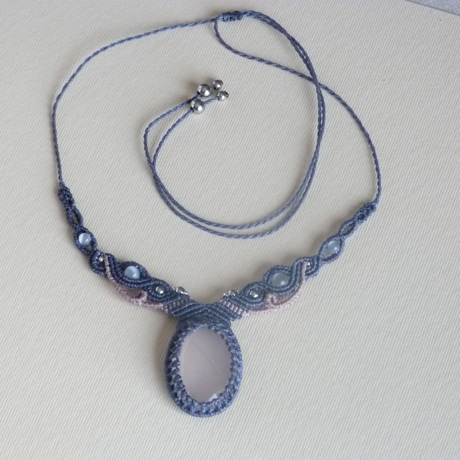 Colar micromacramé azul/cinzento com quartzo rosa 