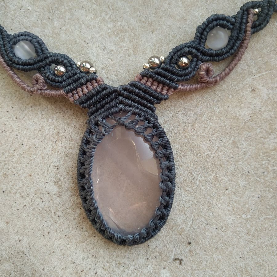 Colar micromacramé azul/cinzento com quartzo rosa 
