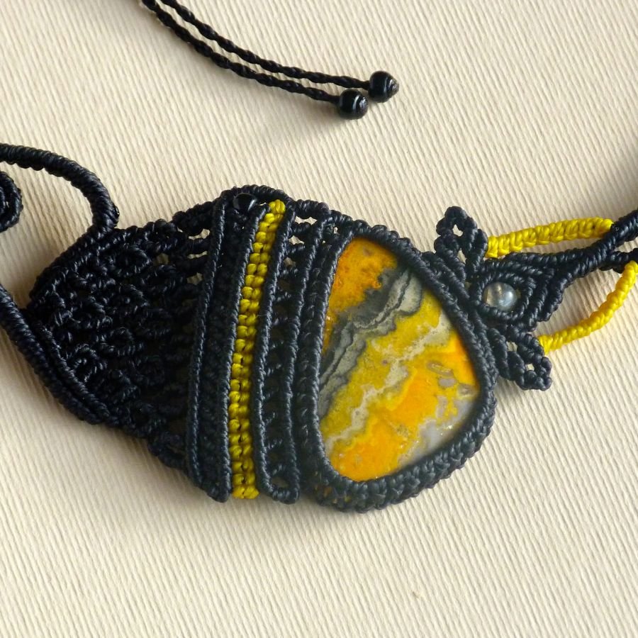Colar micromacramé preto/amarelo com uma pedra natural, jaspe 