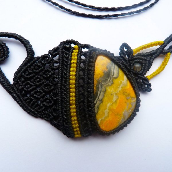 Colar micromacram&eacute; preto/amarelo com uma pedra natural, jaspe 