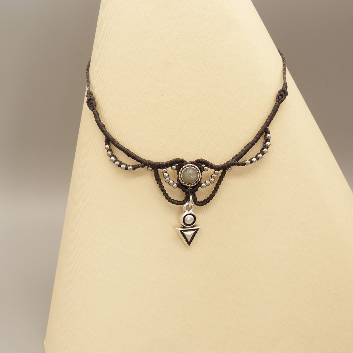 Colar micromacramé cinzento carvão vegetal com um conjunto de labradorite