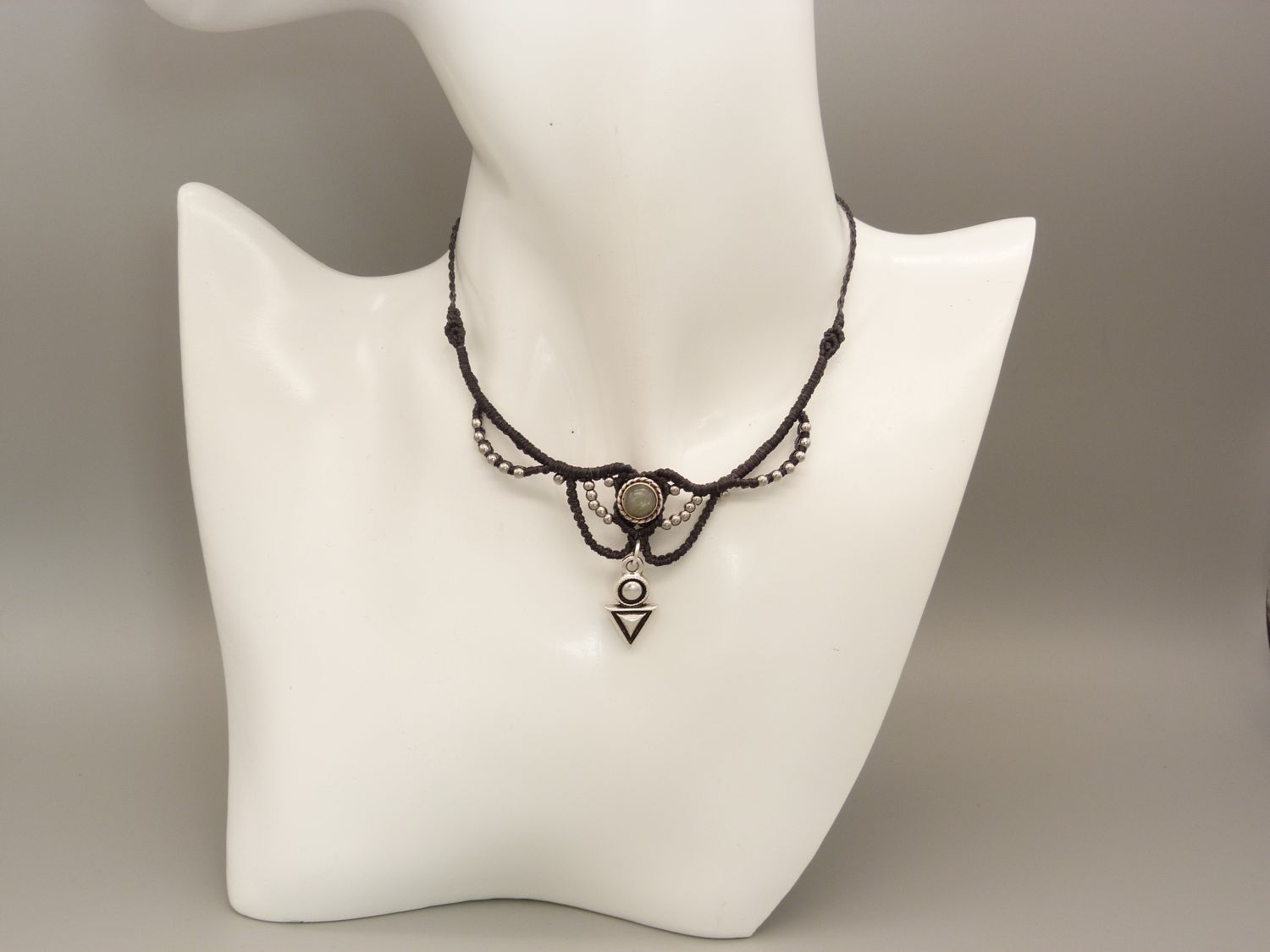 Colar micromacramé cinzento carvão vegetal com um conjunto de labradorite