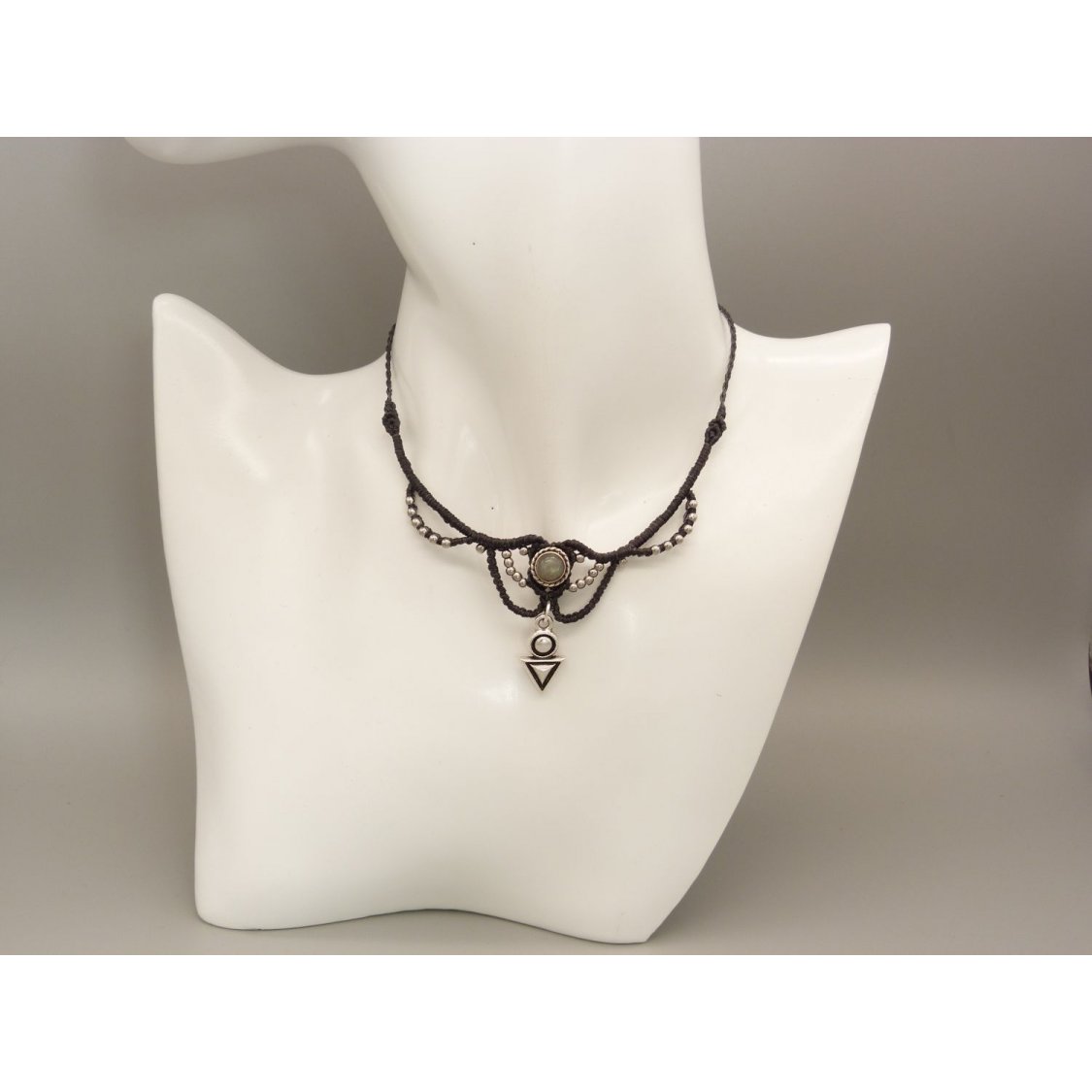 Colar micromacramé cinzento carvão vegetal com um conjunto de labradorite