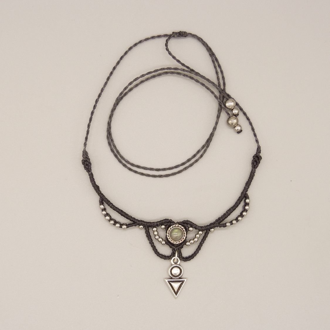 Colar micromacramé cinzento carvão vegetal com um conjunto de labradorite