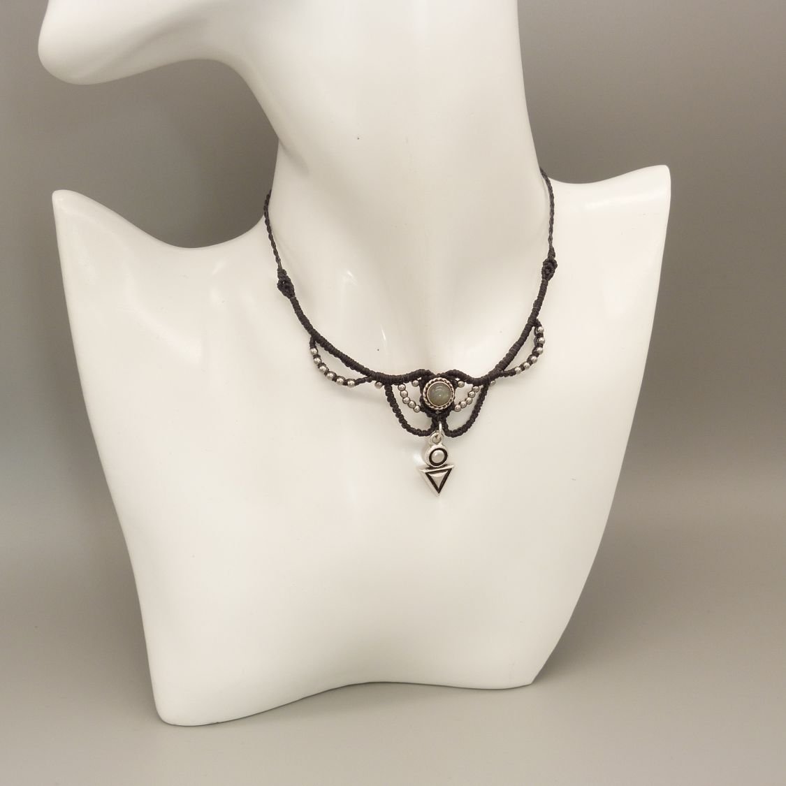 Colar micromacramé cinzento carvão vegetal com um conjunto de labradorite