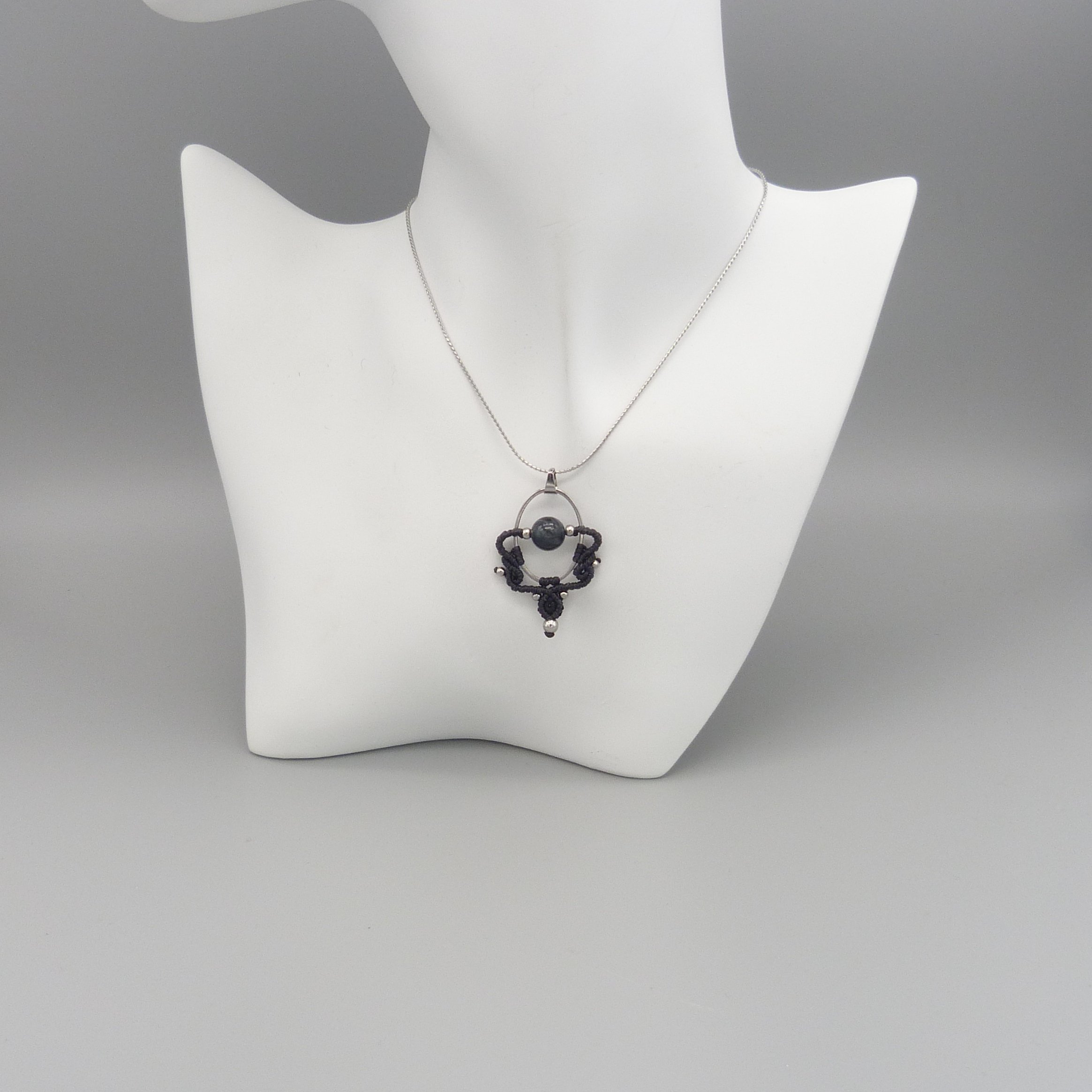 Collier gris cendr&eacute; en micro-macram&eacute;  avec une perle oeil de faucon