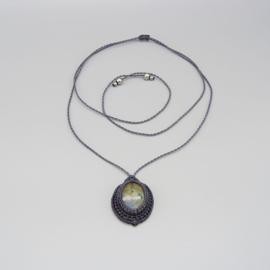 Colar micro-macramé cinzento escuro com um belo labradorite