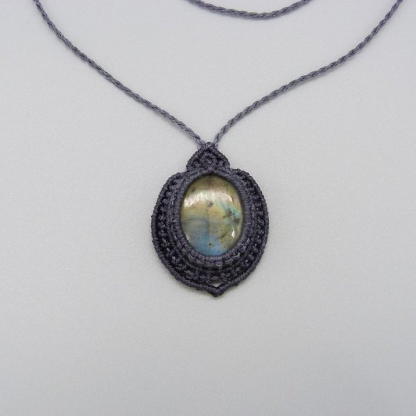 Colar micro-macram&eacute; cinzento escuro com um belo labradorite